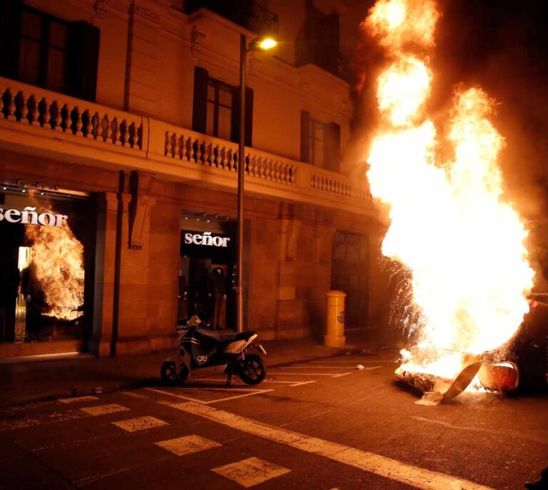 Otra noche de violencia en Cataluña por las manifestaciones en apoyo a Pablo Hasel