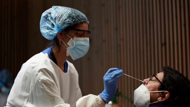 Una sanitaria realiza un test serológico . Una sanitaria realiza un test serológico .