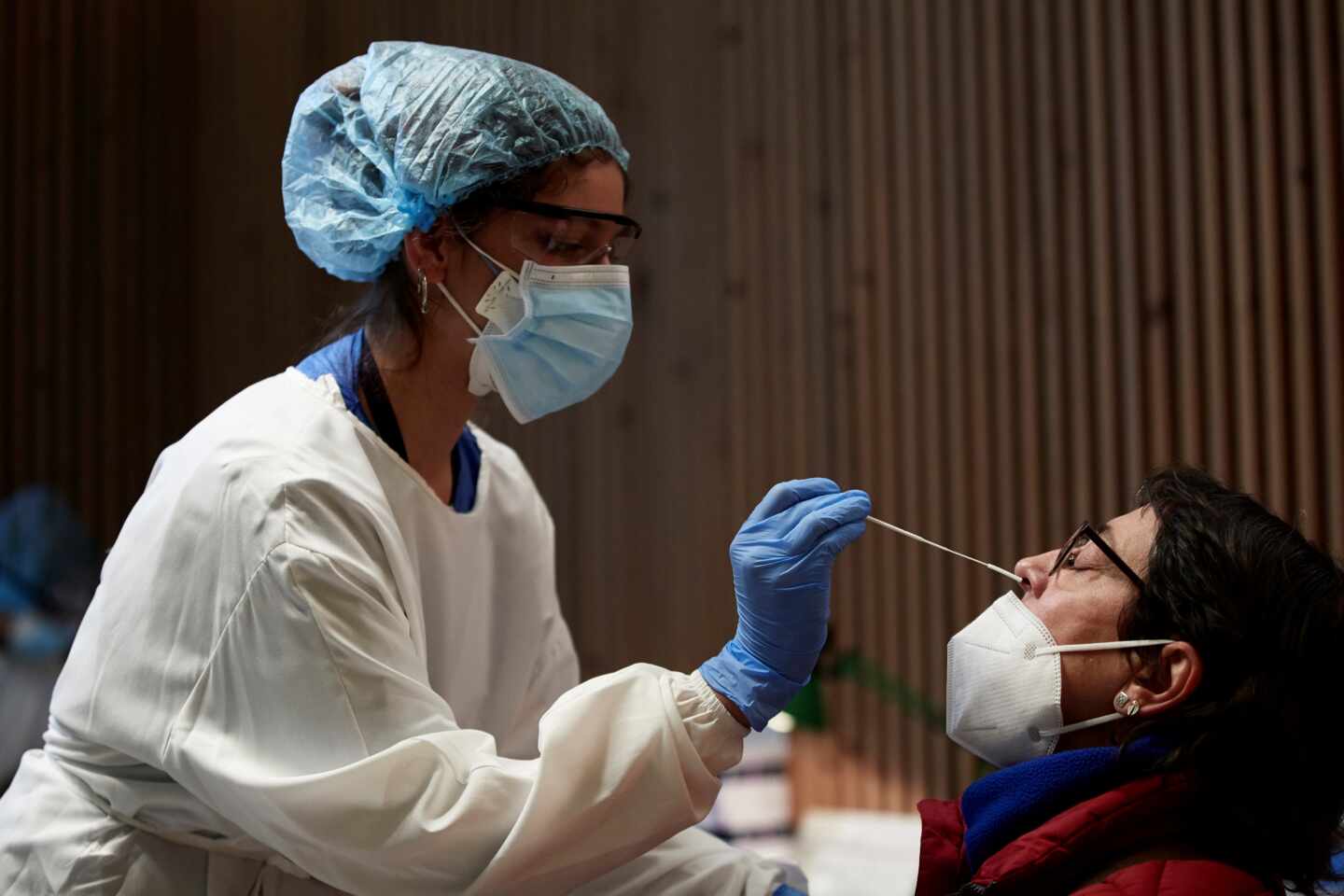 Una sanitaria realiza un test serológico .