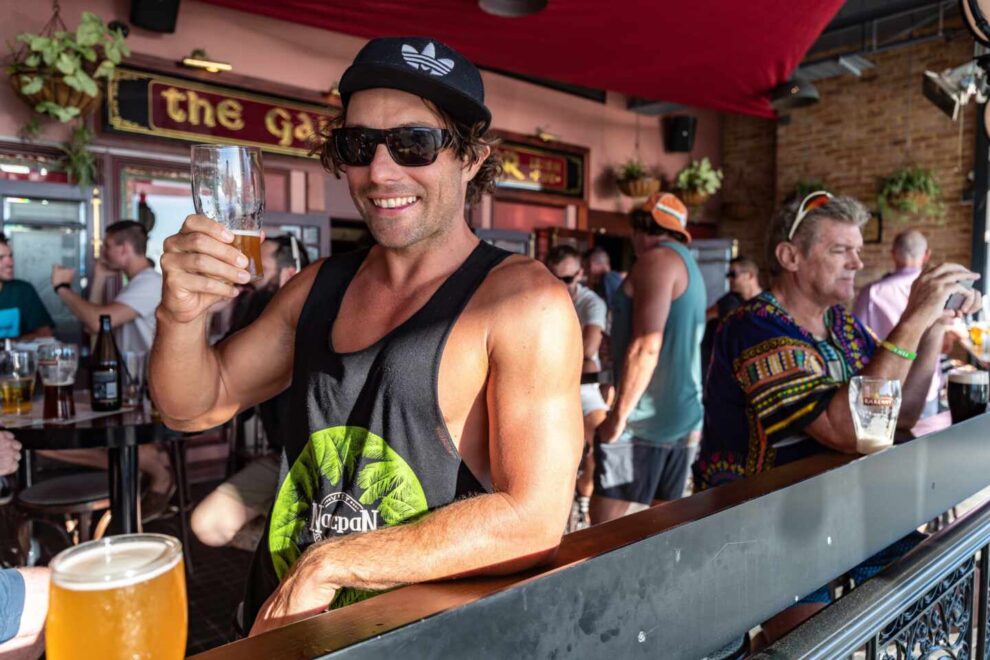 Un australiano disfruta de una cerveza en la playa de Perth antes de que se inicie el confinamiento de cinco días