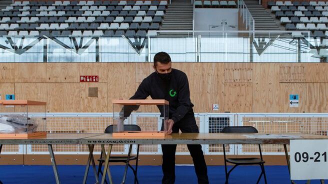 Colegio electoral Operarios realizan este sábado los preparativos del colegio electoral instalado en el Pabellón Camp del Ferro del barrio de Sant Andreu de Barcelona