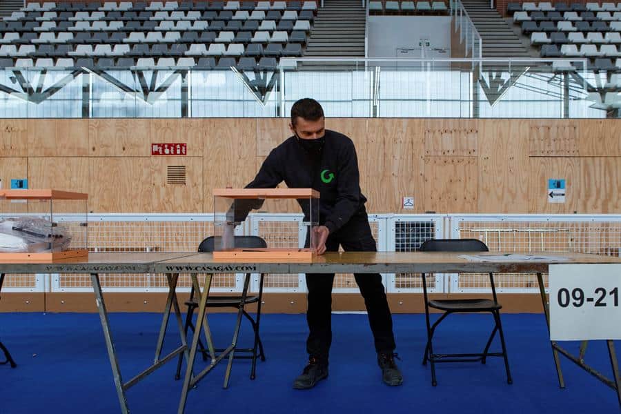 Operarios realizan este sábado los preparativos del colegio electoral instalado en el Pabellón Camp del Ferro del barrio de Sant Andreu de Barcelona