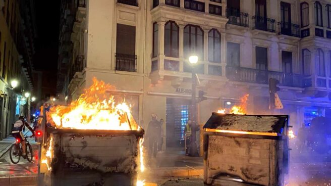 Contenedores ardiendo durante la manifestación de protesta en Granada por la detención del rapero Pablo Hasel.