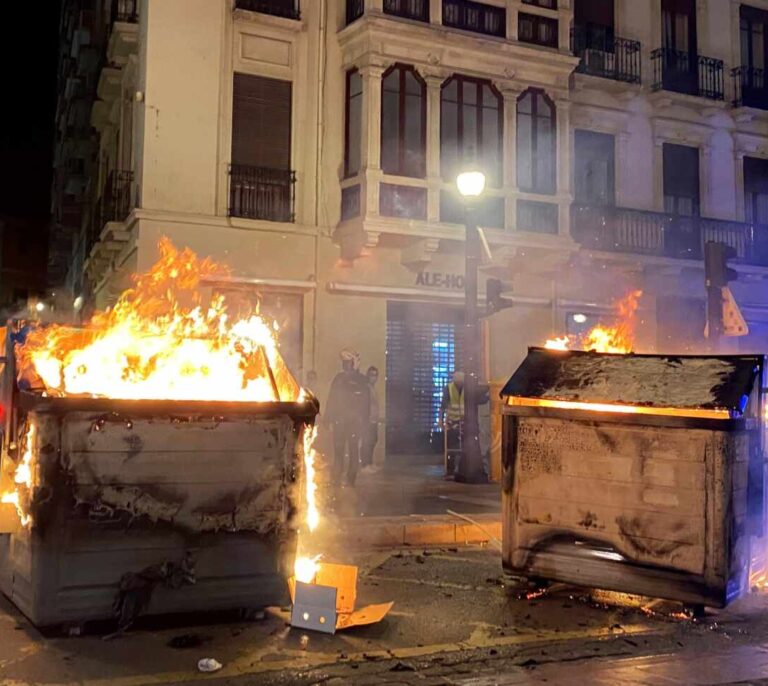 Tercera noche de disturbios por el encarcelamiento del rapero Hasel
