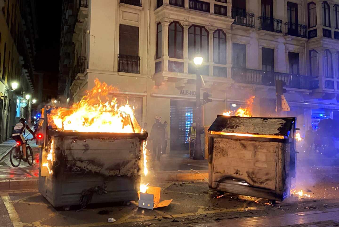 Contenedores ardiendo durante la manifestación de protesta en Granada por la detención del rapero Pablo Hasel.