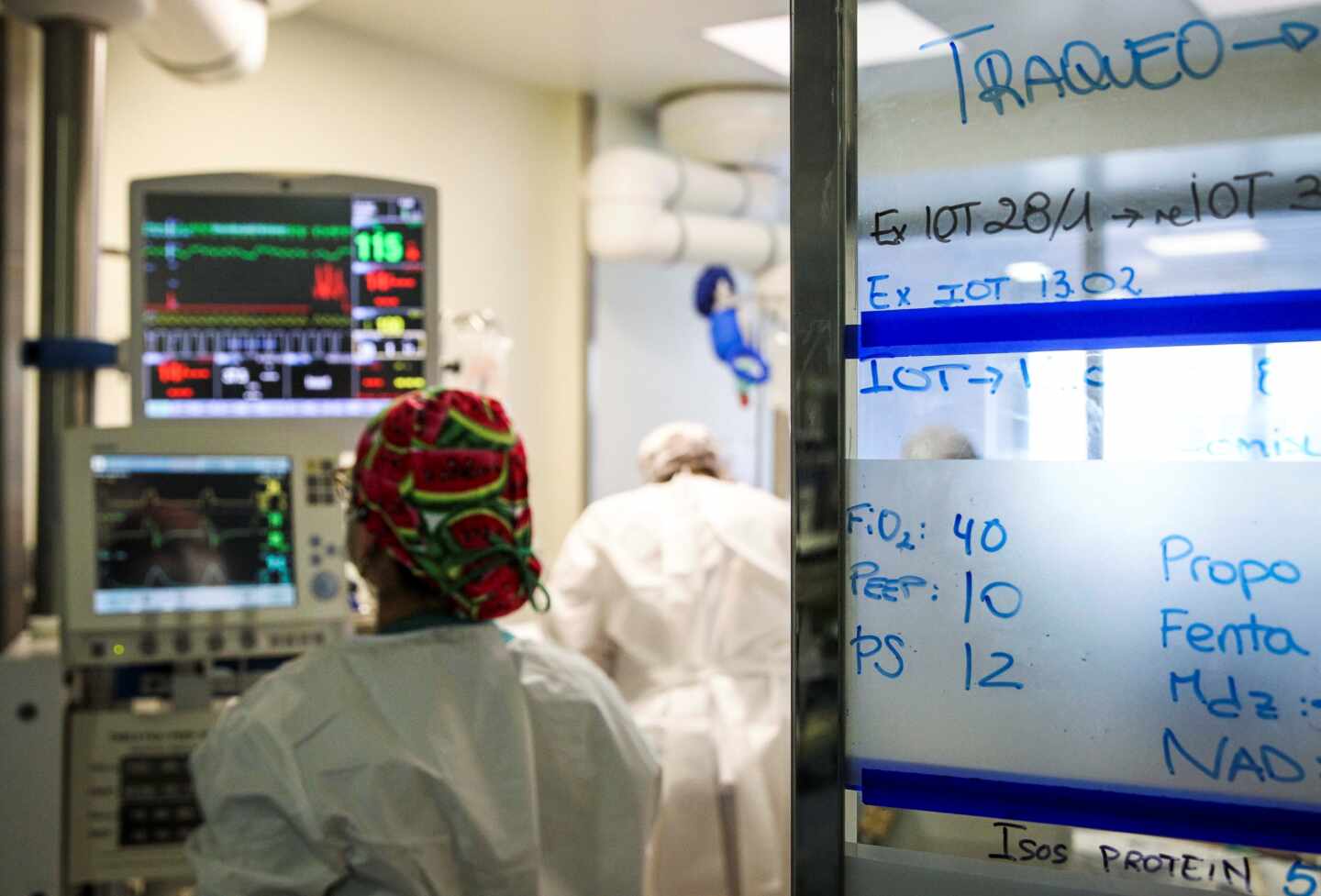 Varios sanitarios trabajan en la Unidad de Cuidados Intensivos del Hospital de Galdakao, en Vizcaya.