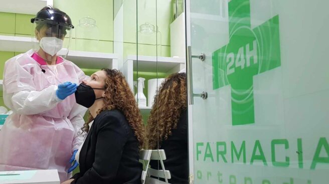 Una mujer se hace un test de antígenos en una farmacia de Madrid