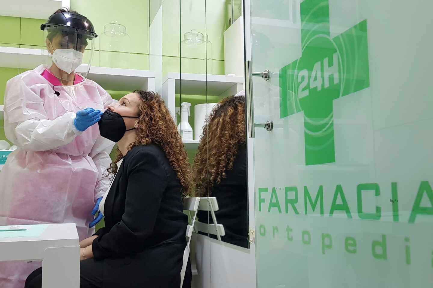 Una mujer se hace un test de antígenos en una farmacia de Madrid