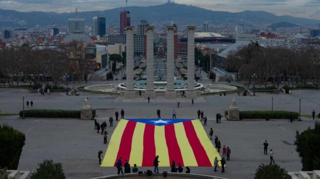 Elecciones en Cataluña: la ANC desplega una estelada en Barcelona.