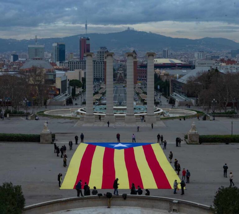 Estelada gigante pero sin público de la ANC para 'calentar' las elecciones