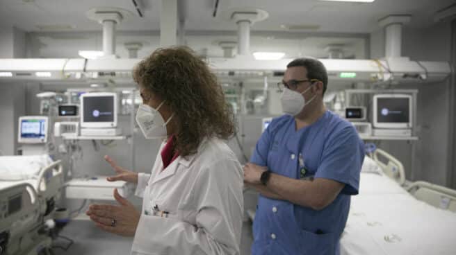 Personal Sanitario en la UCI del Hospital de Emergencia Covid-19, construido en el antiguo Hospital Militar Vigil de Quiñones. En Sevilla, (Andalucía, España).