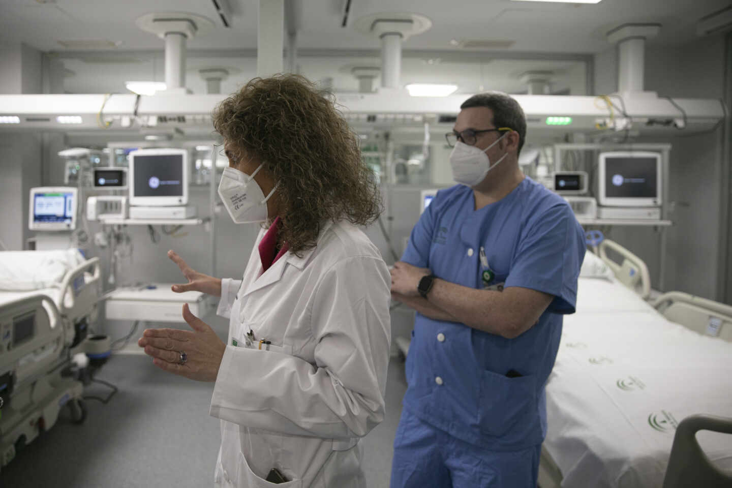 Personal Sanitario en la UCI del Hospital de Emergencia Covid-19, construido en el antiguo Hospital Militar Vigil de Quiñones. En Sevilla, (Andalucía, España).