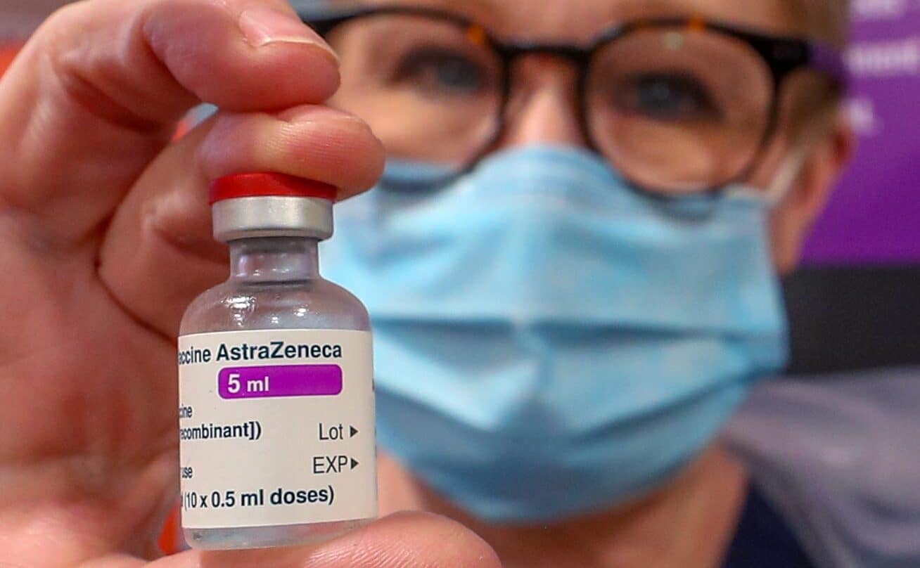 Una muestra de la vacuna de Oxford y AstraZeneca