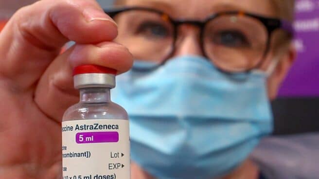 Sanidad investiga tres casos de trombosis tras la vacunación con Astrazeneca Una muestra de la vacuna de Oxford y AstraZeneca