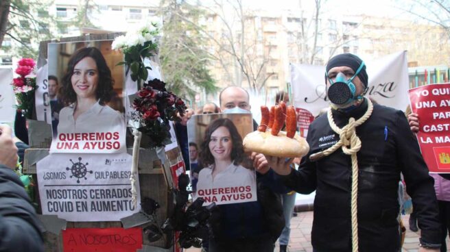 Protesta de los hosteleros de Albacete con carteles de Isabel Díaz Ayuso.