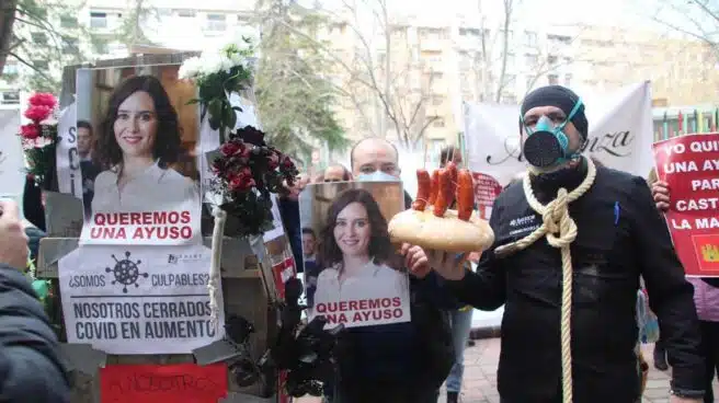 La protesta de los hosteleros de Albacete contra los cierres: "¡Queremos una Ayuso!"