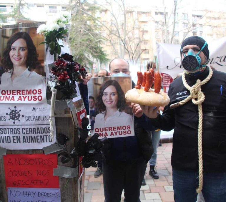 La protesta de los hosteleros de Albacete contra los cierres: "¡Queremos una Ayuso!"
