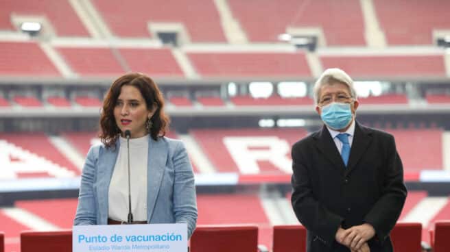 Isabel Díaz Ayuso y Enrique Cerezo, en el Wanda Metropolitano.