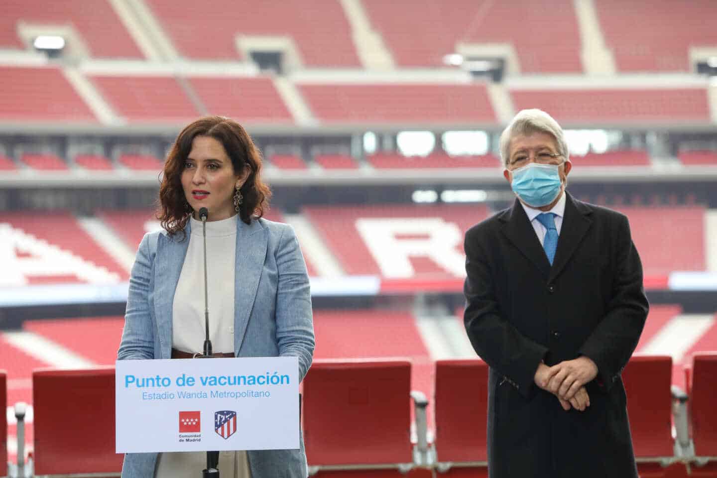 Isabel Díaz Ayuso y Enrique Cerezo, en el Wanda Metropolitano.