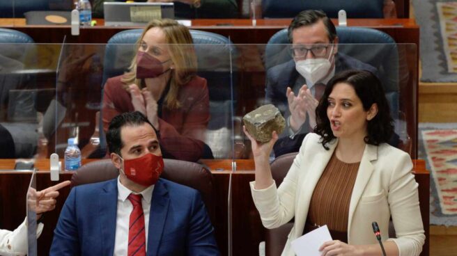 Isabel Díaz Ayuso enseña un adoquín en la Asamblea de Madrid.