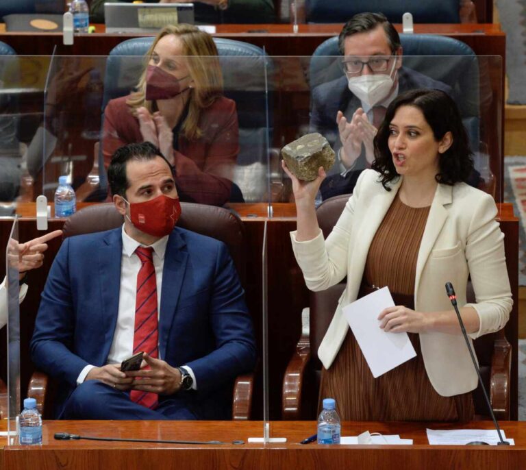 Ayuso enseña un adoquín de los disturbios de Madrid para denunciar los ataques a la Policía