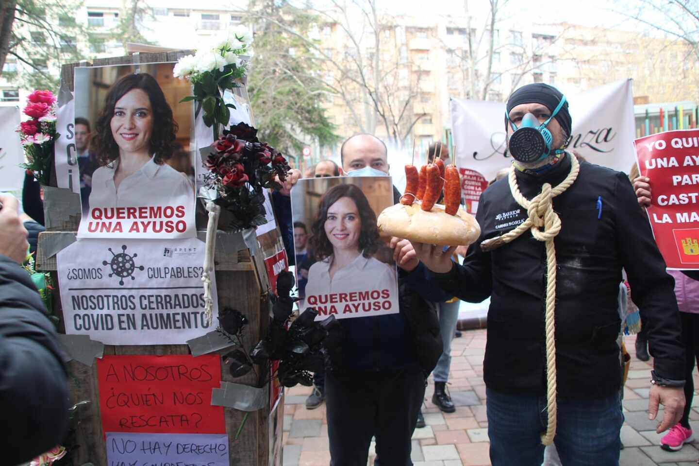 Protesta de los hosteleros de Albacete con carteles de Isabel Díaz Ayuso.