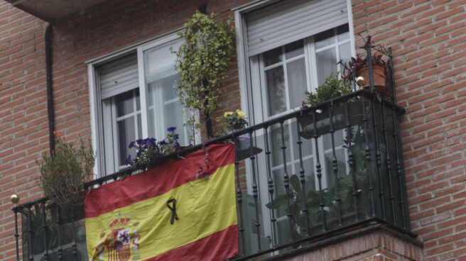 Una bandera de España cuelga de un balcón de Madrid.