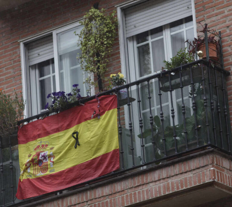 Almeida destina 12.750€ para renovar las banderas de España de los balcones de Madrid