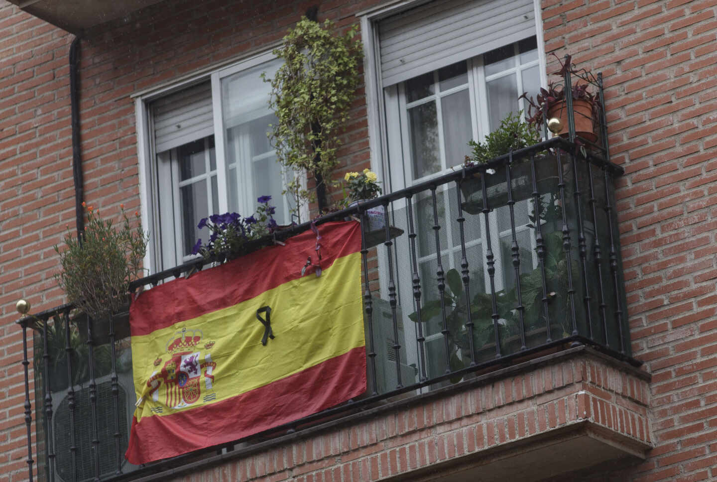 Una bandera de España cuelga de un balcón de Madrid.