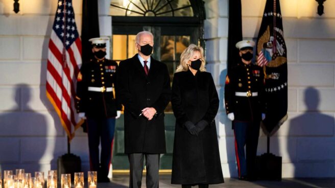 El presidente de EEUU, Joe Biden, y su esposa Jill guardan un minuto de silencio por las víctimas del coronavirus ante la Casa Blanca