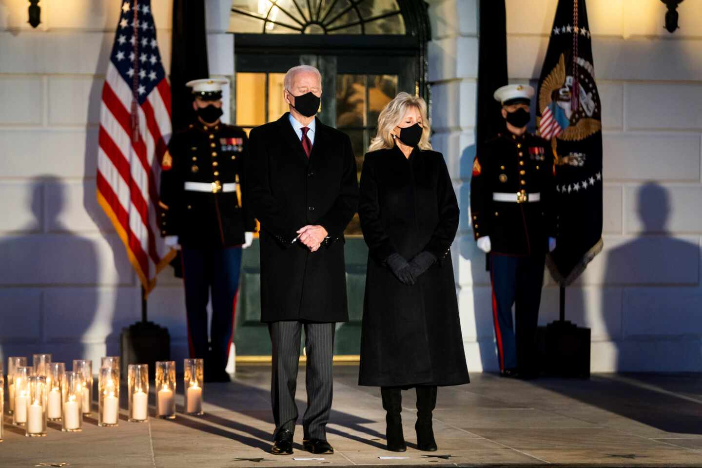 El presidente de EEUU, Joe Biden, y su esposa Jill guardan un minuto de silencio por las víctimas del coronavirus ante la Casa Blanca