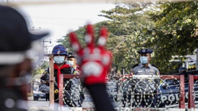 Unos manifestantes se encaran a varios militares en las calles de Yangún