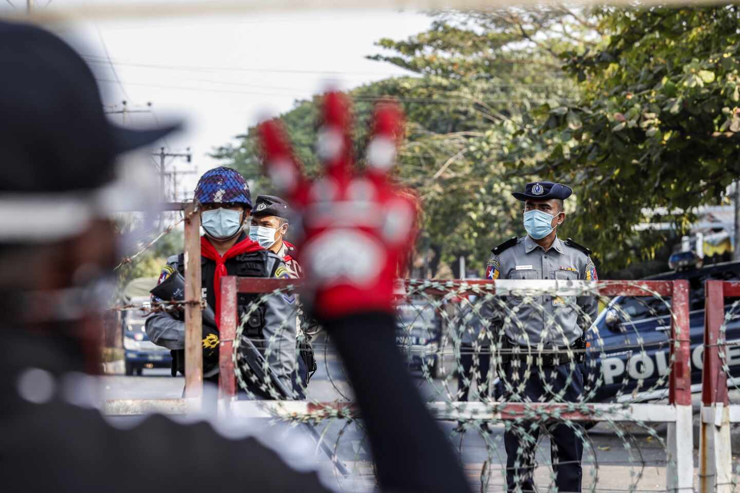 Unos manifestantes se encaran a varios militares en las calles de Yangún