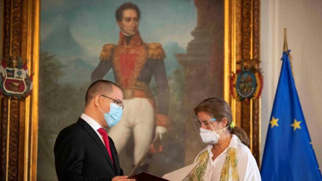 El canciller venezolano, Jorge Arreaza, entrega su carta de expulsión a la embajadora de la UE, Isabel Brilhante