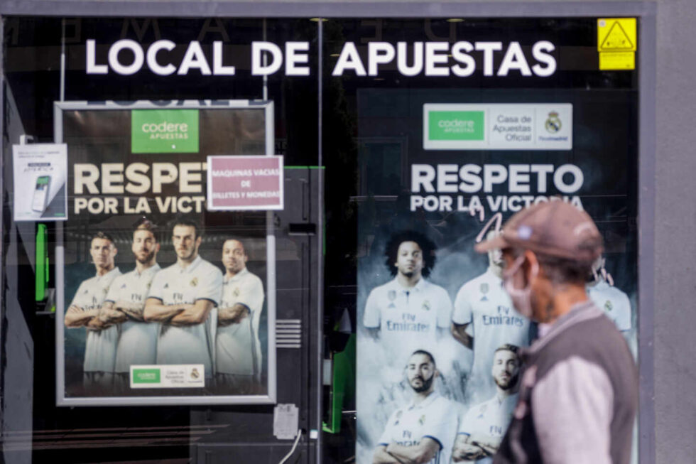 Un hombre pasa por un local de apuestas