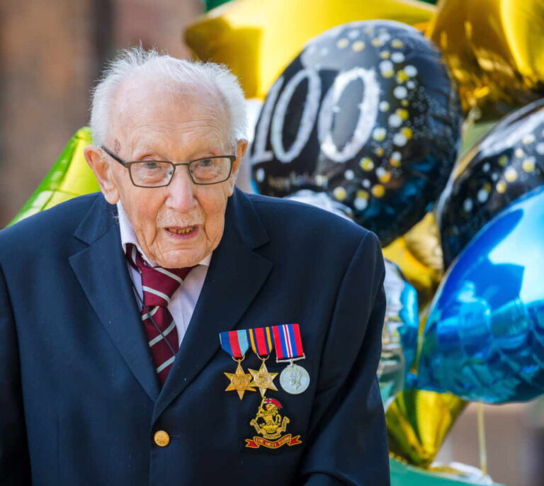 Adiós al capitán Tom Moore, el héroe británico de la batalla contra el coronavirus