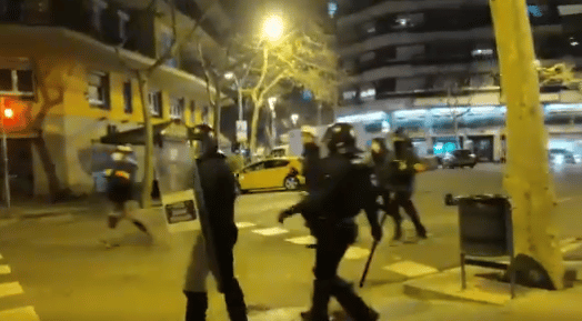 Lanzamientos de botellas y barricadas en la octava noche de disturbios en Barcelona