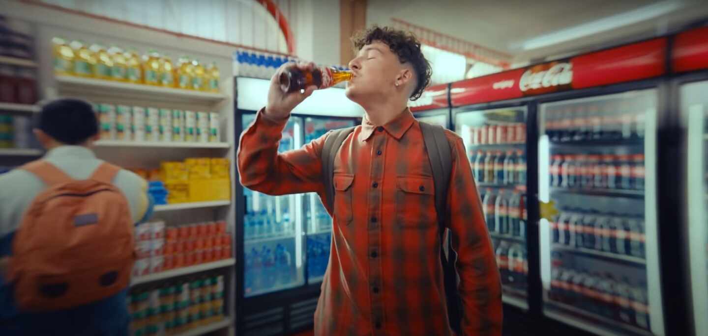 Captura del nuevo anuncio de Coca-Cola.