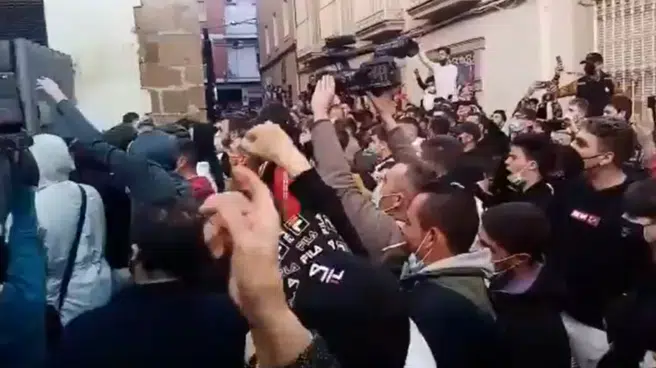 Cientos de personas se agolpan frente al juzgado de Linares tras la agresión de dos policías a un hombre y a su hija