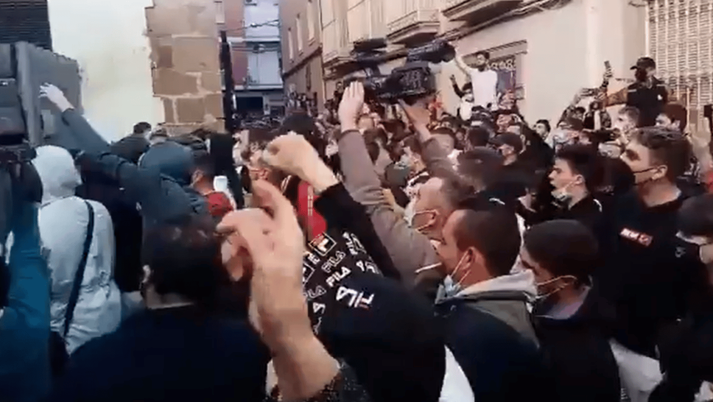 Cientos de personas se agolpan frente al juzgado de Linares tras la agresión de dos policías a un hombre y a su hija