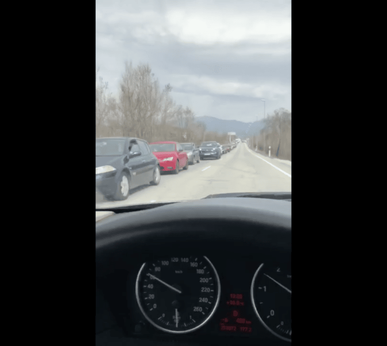 Las temperaturas primaverales colapsan los accesos a la sierra madrileña