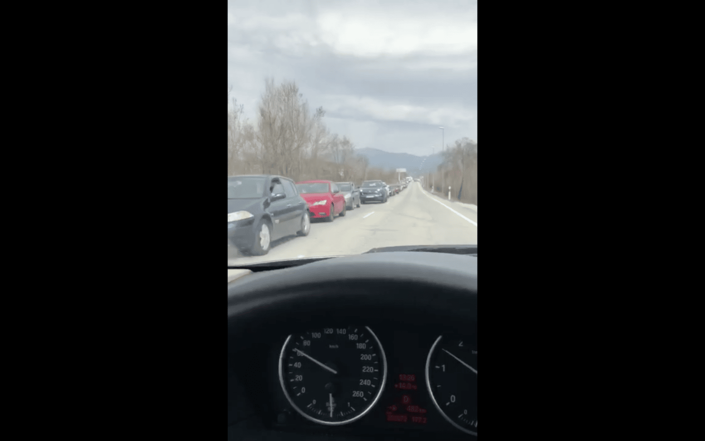 Tráfico y colas en los accesos a la sierra madrileña.