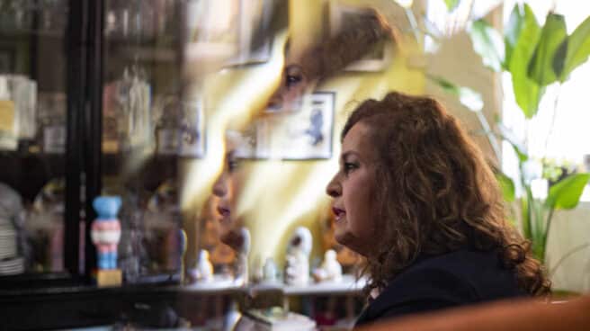 La política del PSOE Carla Antonelli, en el reflejo de un espejo de su salón durante la entrevista con El Independiente La política del PSOE Carla Antonelli, en el reflejo de un espejo de su salón durante la entrevista con El Independiente