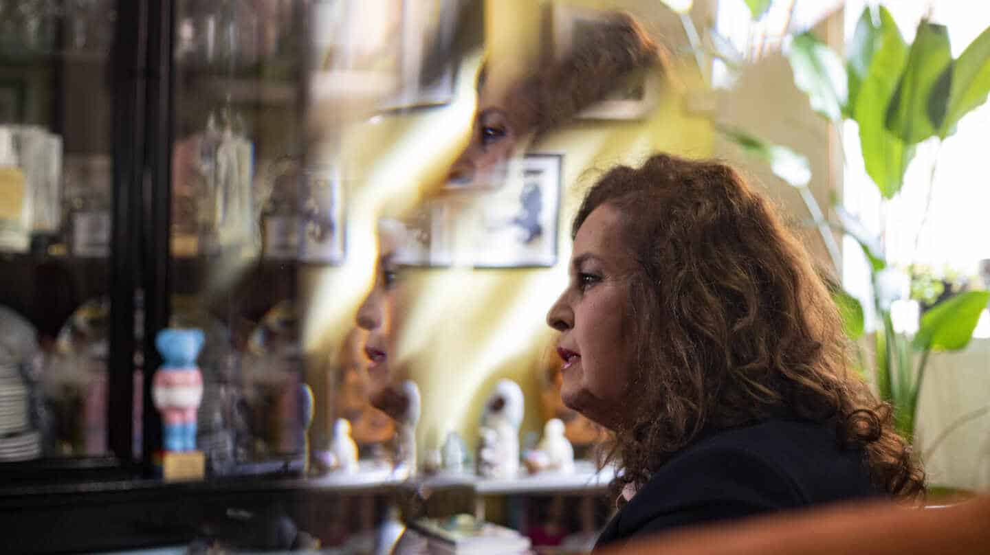 La política del PSOE Carla Antonelli, en el reflejo de un espejo de su salón durante la entrevista con El Independiente