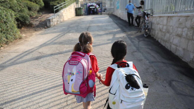 Dos niñas caminan hacia el colegio en Israel
