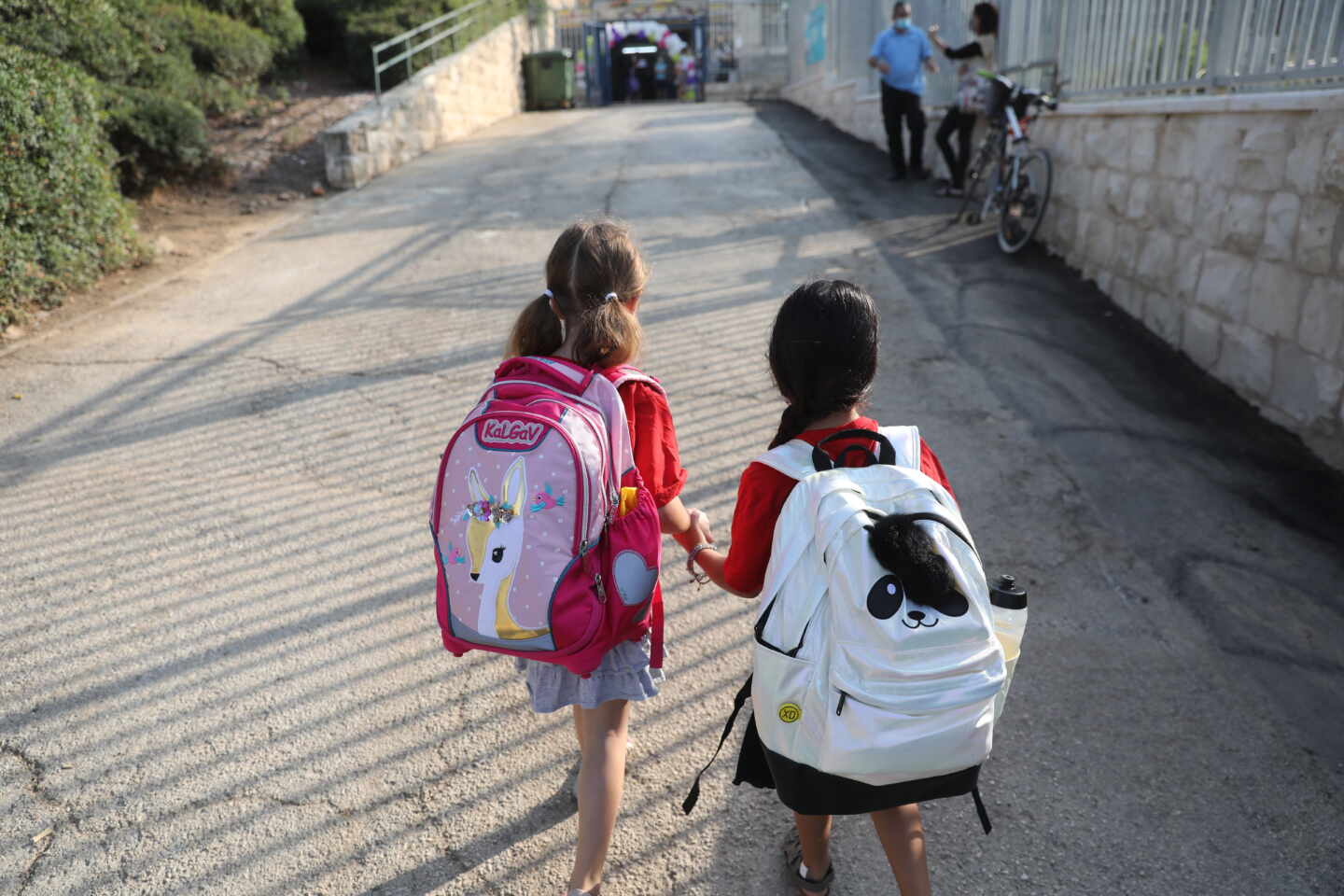 Dos niñas caminan hacia el colegio en Israel