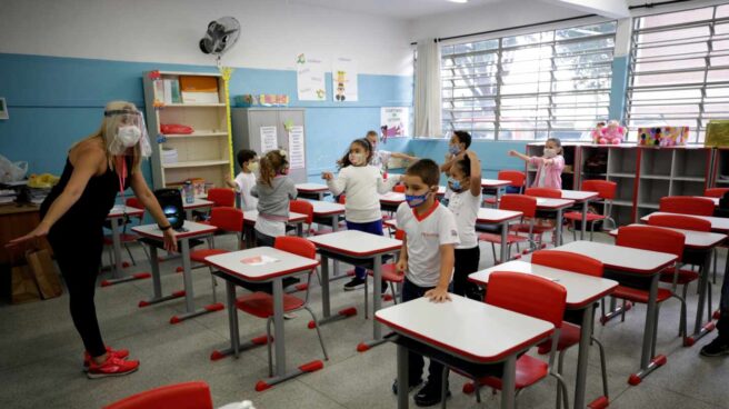 Niños retoman las clases hoy en la escuela estatal Raúl Antonio Fragoso, en Sao Paulo