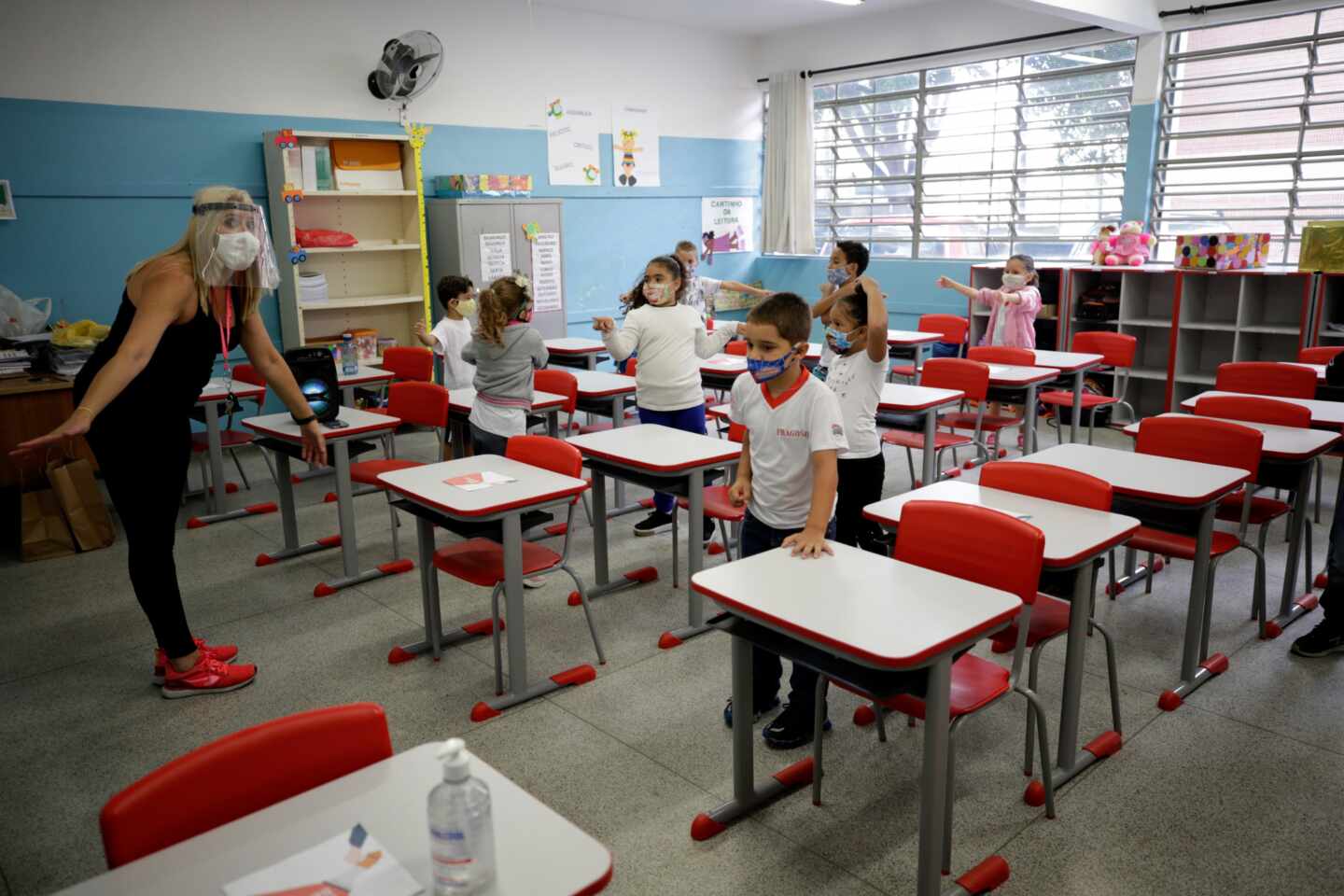 Niños retoman las clases hoy en la escuela estatal Raúl Antonio Fragoso, en Sao Paulo