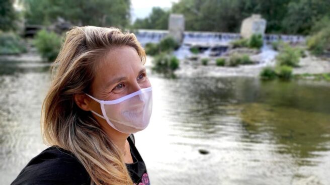 El País Vasco retira las mascarillas transparentes Una mujer con una mascarilla transparente de rejilla