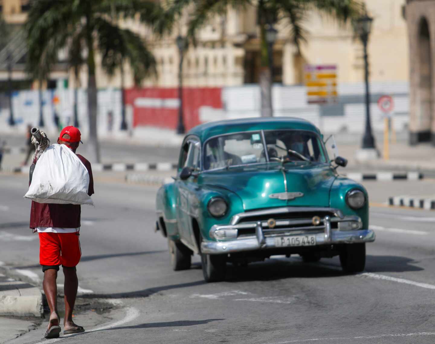 Un automóvil pasa por una calle habanera